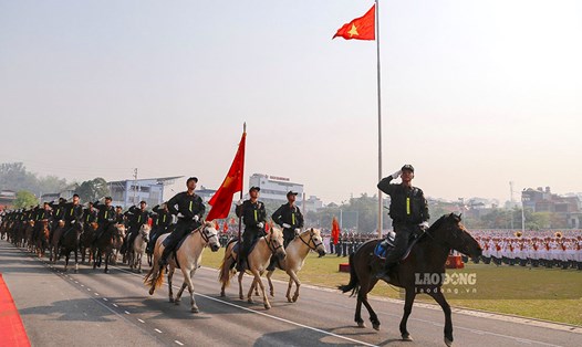 Lực lượng kỵ binh tham gia hợp luyện diễu binh, diễu hành chuẩn bị cho Lễ kỷ niệm 70 năm Chiến thắng Điện Biên Phủ. 