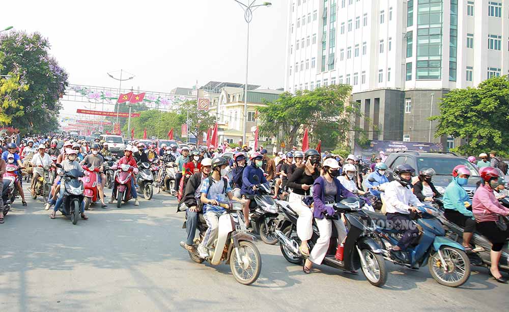 Đông đảo người dân và du khách tại TP Điện Biên Phủ nhường đường khi đoàn diễu binh, diễu hành hợp luyện trên đường phố.
