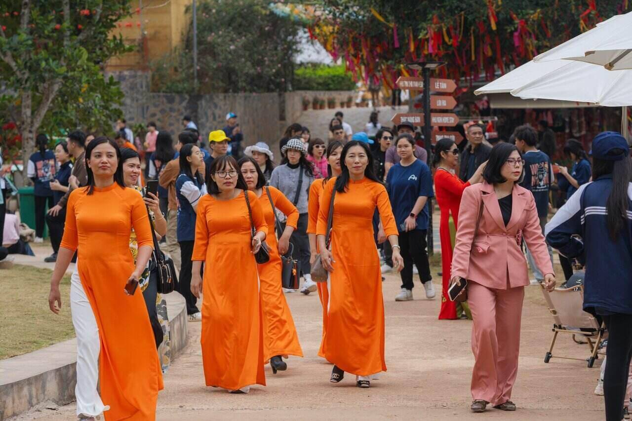 Theo quan sát, các điểm du lịch ở huyện Mộc Châu, tỉnh Sơn La có rất đông khách du lịch, bất chấp thời tiết nắng nóng, có nơi lên đến gần 38 độ C. 