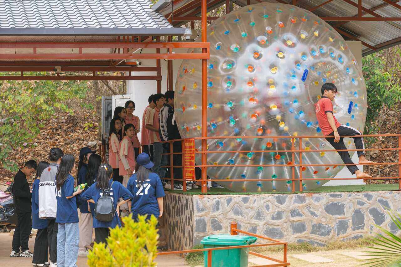 Các em học sinh vui vẻ tham gia các trò trơi tại khu du lịch. 