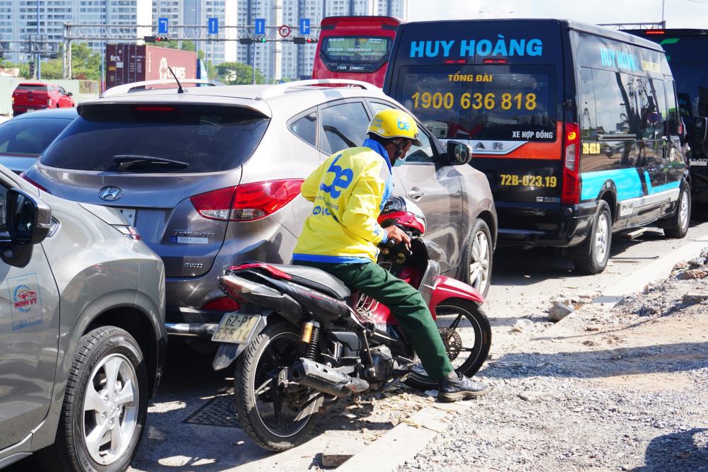rao đổi với phóng viên báo Lao Động, trung tá Hoàng Xuân Ân - Đội trưởng Đội tuần tra kiểm soát giao thông đường bộ cao tốc số 6 thuộc Phòng 6, Cục Cảnh sát giao thông (C08), Bộ Công an - cho biết, việc đóng mở cao tốc không có kế hoạch trước vì phải phụ thu