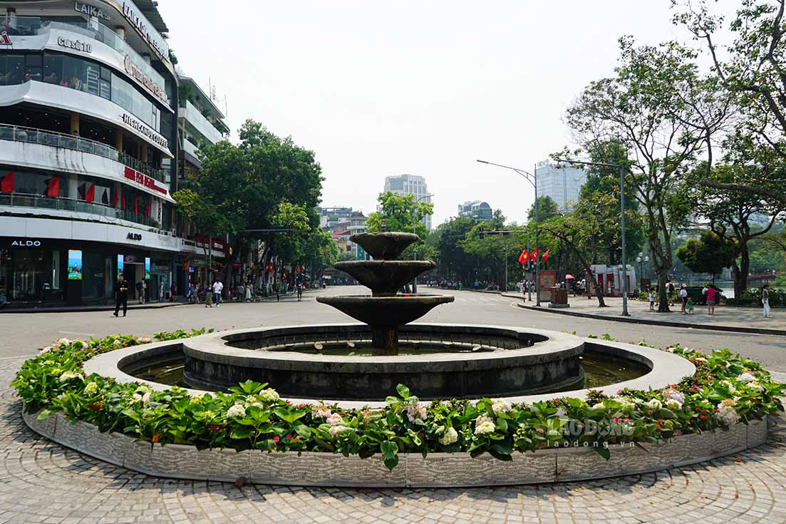 Khu vực đài phun nước hồ Gươm tại quảng trường Đông Kinh Nghĩa Thục không có bóng người đi bộ.