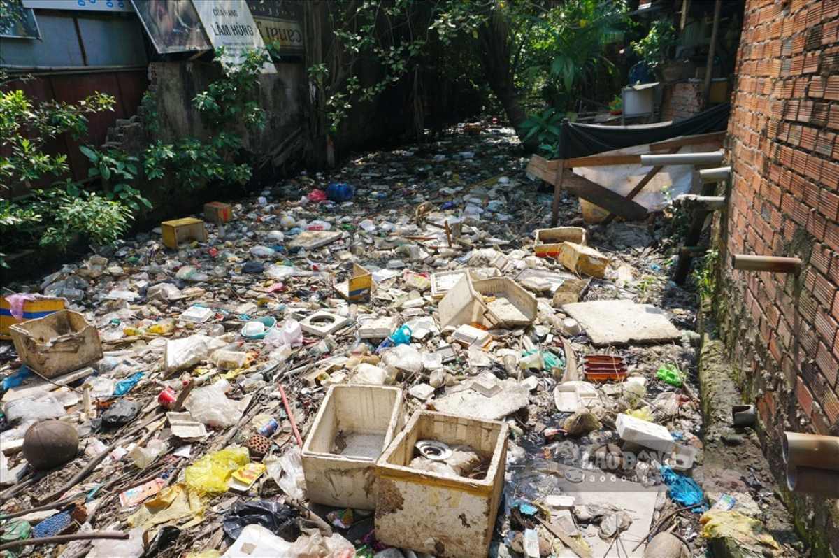 Một đoạn kênh Hy Vọng bị nhà cửa lấn chiếm, xả rác bừa bãi. Ảnh: Minh Quân