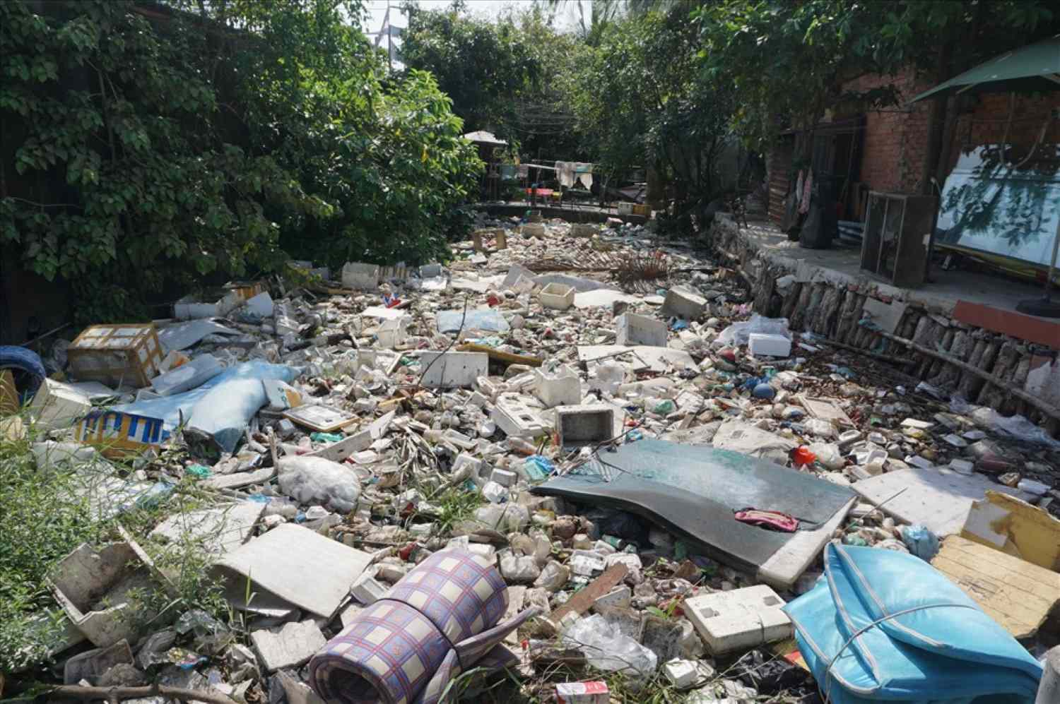 Một đoạn kênh Hy Vọng bị ngập rác.  Ảnh: Minh Quân