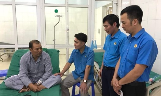 LĐLĐ tỉnh Hà Giang thăm hỏi, động viên gia đình các cán bộ kiểm lâm hy sinh, bị thương trong lúc chữa cháy rừng. Ảnh: Liên đoàn Lao động tỉnh Hà Giang.