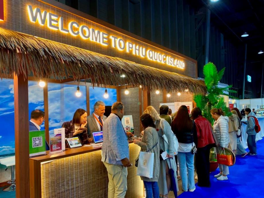 Đại biểu tham quan tại gian hàng của Hội đầu tư Phát triển du lịch Phú Quốc tại Kazakhstan. Ảnh: PITDA