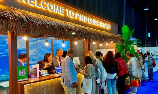 Đại biểu tham quan tại gian hàng của Hội đầu tư Phát triển du lịch Phú Quốc tại Kazakhstan. Ảnh: PITDA