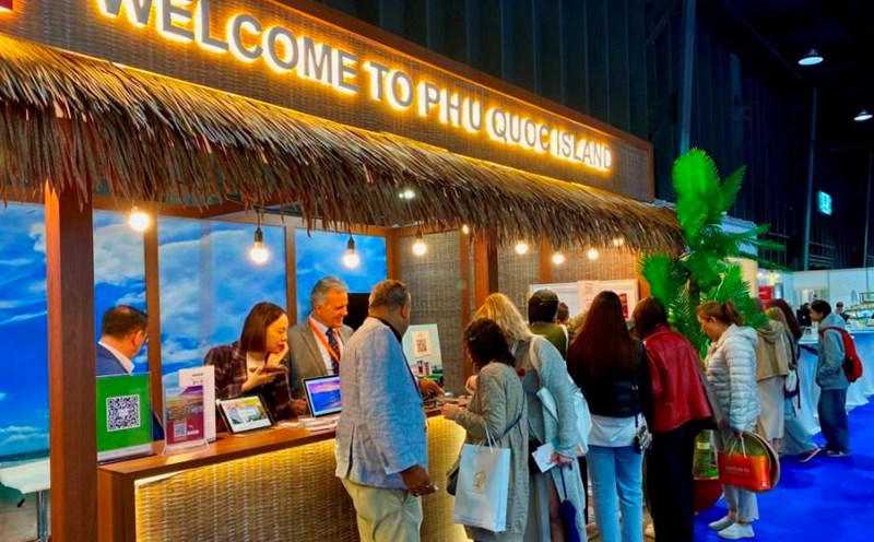 Đại biểu tham quan tại gian hàng của Hội đầu tư Phát triển du lịch Phú Quốc tại Kazakhstan. Ảnh: PITDA