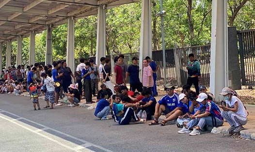 Cổ động viên Thái Lan xếp hàng chờ vào sân trong thời tiết nắng nóng. Ảnh: Quốc Khang