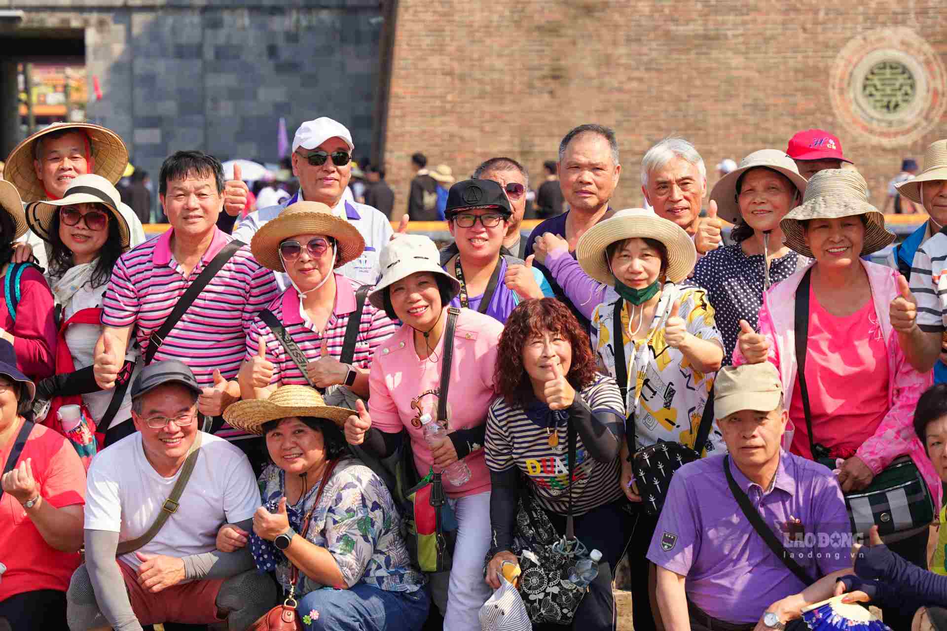 Anh Triều Giang (du khách đến từ Hà Nội) cho biết: “Thời điểm nghỉ lễ này nhiệt độ nhiều nơi trên cả nước rất cao, nắng nóng gay gắt, việc chọn lựa địa điểm du lịch cũng vô cùng khó khăn. Lần này tôi chọn Huế là điểm đến cho kì nghỉ lễ, bởi Huế là một thành phố xanh mát, nhiều điểm tham quan có thể tránh được cái nóng mùa hè”. 