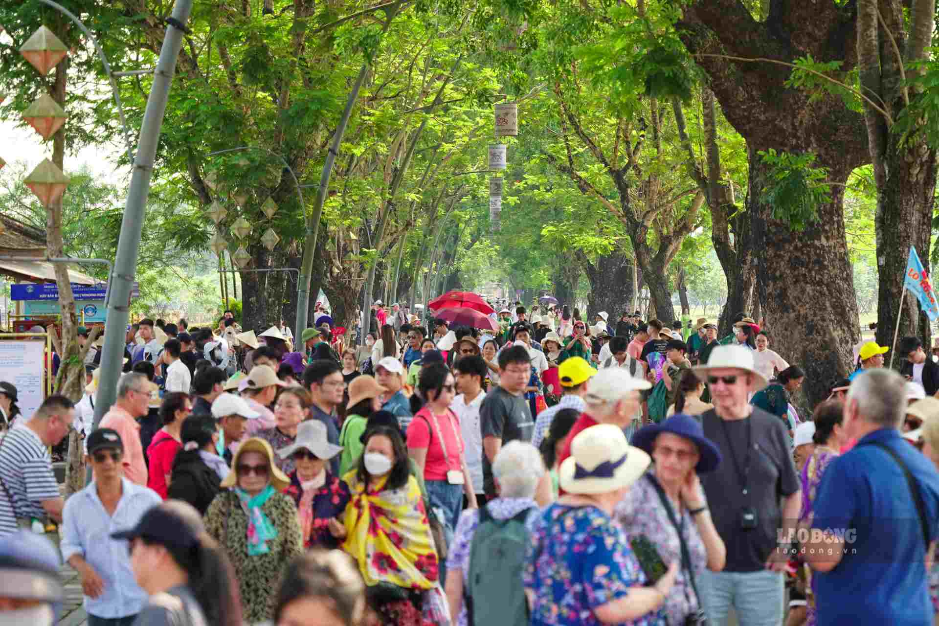 Ghi nhận của Lao Động trong ngày thứ hai của kỳ nghỉ lễ, mặc dù thời tiết ở Huế hiện tại đang nắng nóng gay gắt, mức nhiệt độ giao động từ 39 đến 42 độ C, tuy nhiên lượng khách tham quan khu vực Đại Nội Huế vẫn vô cùng đông. 