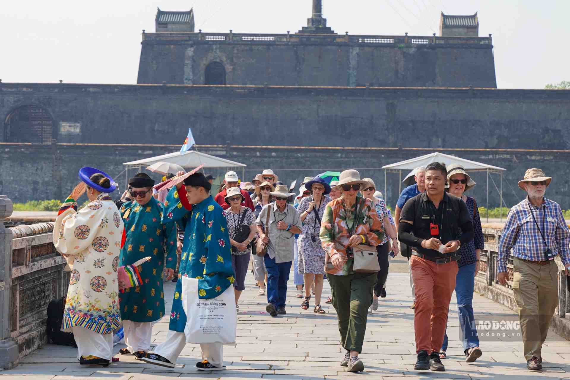 Theo dự kiến, lượng khách đến Huế tham quan trong dịp lễ (từ ngày 27.4 đến hết 1.5) sẽ khoảng 65.000 lượt (khách quốc tế ước khoảng 17.000 lượt, khách nội địa ước khoảng 48.000 lượt). 