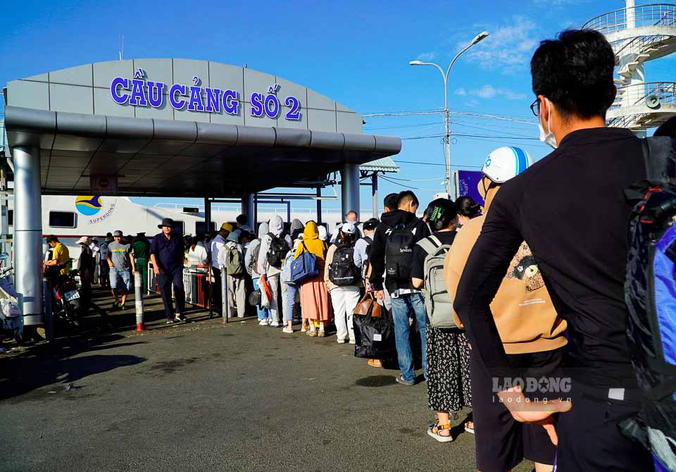 Hành khách xếp hàng dài chờ xuống tàu đi các đảo của Kiên Giang. Ảnh: Nguyên Anh