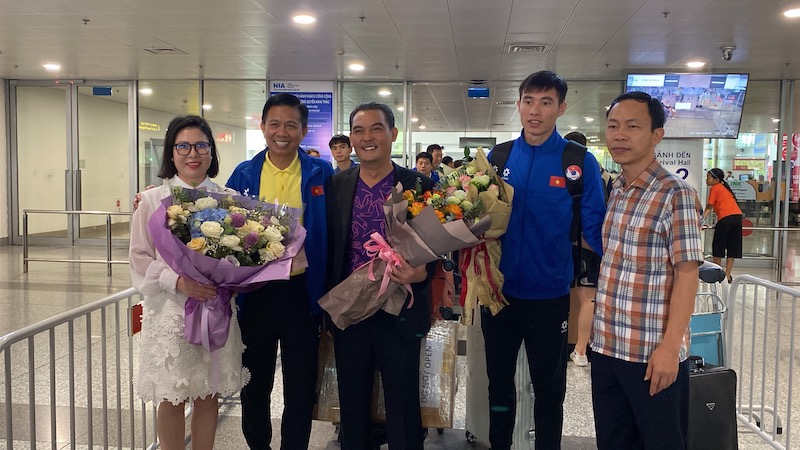 Lãnh đạo VFF đón đội tuyển U23 Việt Nam về nước. Ảnh: Hoàng Huê