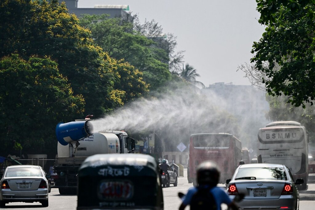 Phương tiện công cộng xịt nước ra đường phố ở Dhaka, Bangladesh để hạ nhiệt trong bối cảnh nắng nóng ngày 27.4. Ảnh: AFP