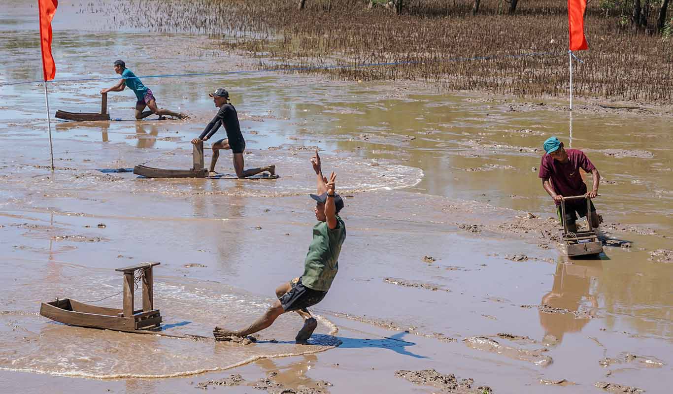 Bà con ngư dân Mỏ Ó thường dùng mong là phương tiện di chuyển trên sìn, bùn để bắt thủy hải sản. Nghề này đã duy trì cả trăm năm qua và ngày nay được nhiều người biết đến thông qua các hội thi hay hình thành các điểm du lịch sinh thái để du khách trải nghiệm.