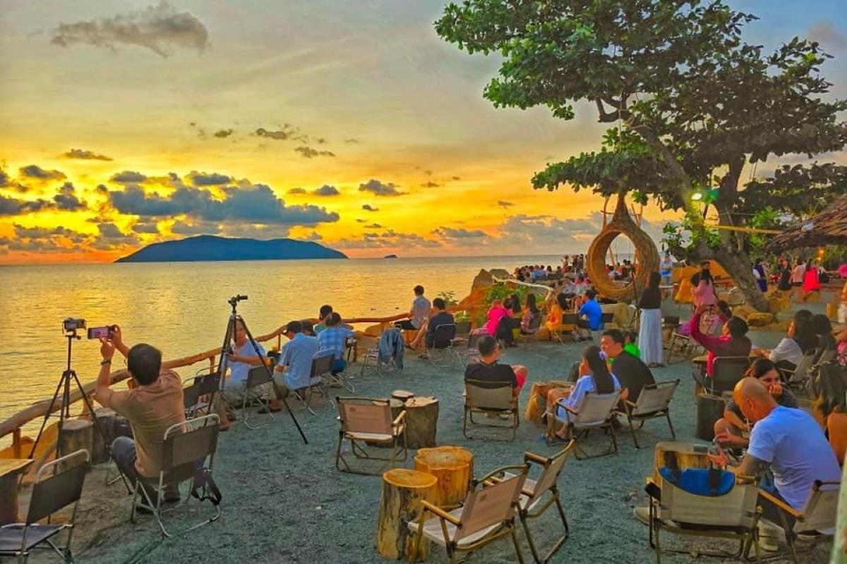 Du khách ngắm hoàng hôn tại Côn Đảo. Ảnh: BQL KDL