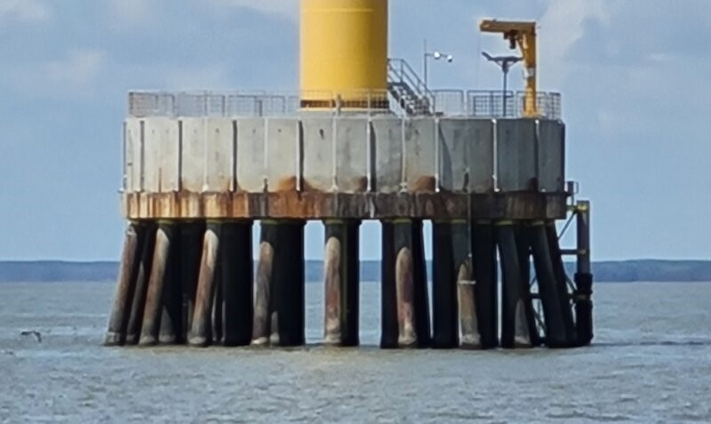 Dự án điện gió ngoài khơi tại tỉnh Cà Mau được thường xuyên kiểm tra an toàn, nhất là các chỉ số lún, nghiêng. Ảnh: Nhật Hồ