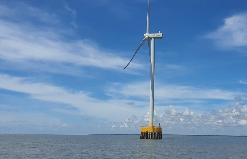 Dự án Điện gió Tân Thuận 1, huyện Đầm Dơi, Cà Mau được thường xuyên kiểm tra an toàn. Ảnh: Nhật Hồ