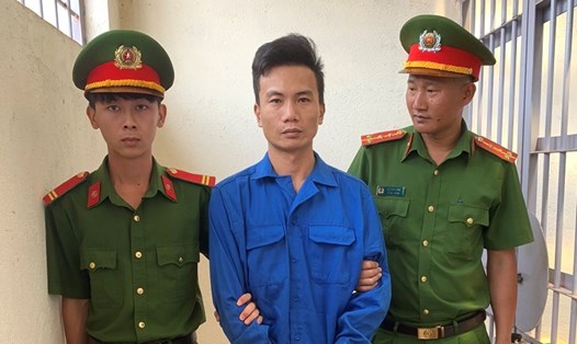 Đối tượng Nguyễn Dương Tùng bị lực lượng chức năng bắt giữ, xử lý. Ảnh: Phan Tuấn