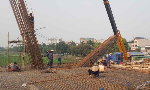 Bất chấp thời tiết nắng nóng, hàng trăm công nhân vẫn miệt mài thi công trên các công trình trọng điểm ở Ninh Bình để kịp hoàn thành tiến độ. Ảnh: Nguyễn Trường
