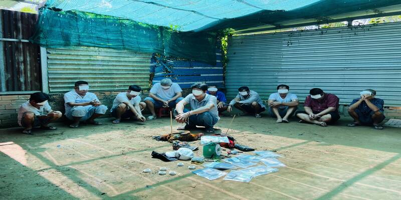 Chín đối tượng đá gà ăn thua bằng tiền tại TP Vĩnh Long, tỉnh Vĩnh Long bị Công an bắt quả tang. Ảnh: Công an cung cấp. 