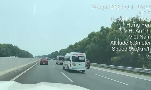 Chiếc xe do tài xế S điều khiển chạy lấn làn, lạng lách... trên cao tốc Hà Nội - Hải Phòng bị người đi đường ghi lại. Ảnh: Cắt từ clip
