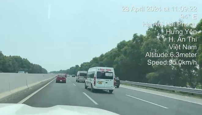Tài xế xe Limousine đánh võng trên cao tốc Hà Nội - Hải Phòng bị tước giấy phép lái xe