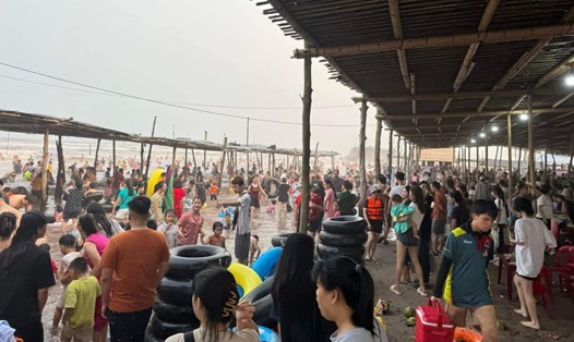 Hàng nghìn người đổ về bãi biển Cồn Vành (xã Nam Phú, huyện Tiền Hải, tỉnh Thái Bình) để tắm mát, giải nhiệt trong kỳ nghỉ lễ. Ảnh: Thạo 