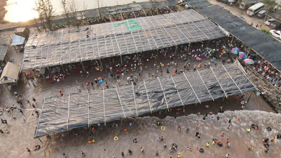 Càng về chiều tối ngày 28.4, lượng khách đổ về bãi biển Cồn Vành ngày một thêm đông đúc hơn. Ảnh: Thạo