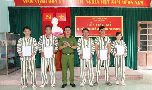 Công an tỉnh Hà Nam trao quyết định giảm thời hạn chấp hành án phạt tù cho các phạm nhân. Ảnh: Công an tỉnh Hà Nam 
