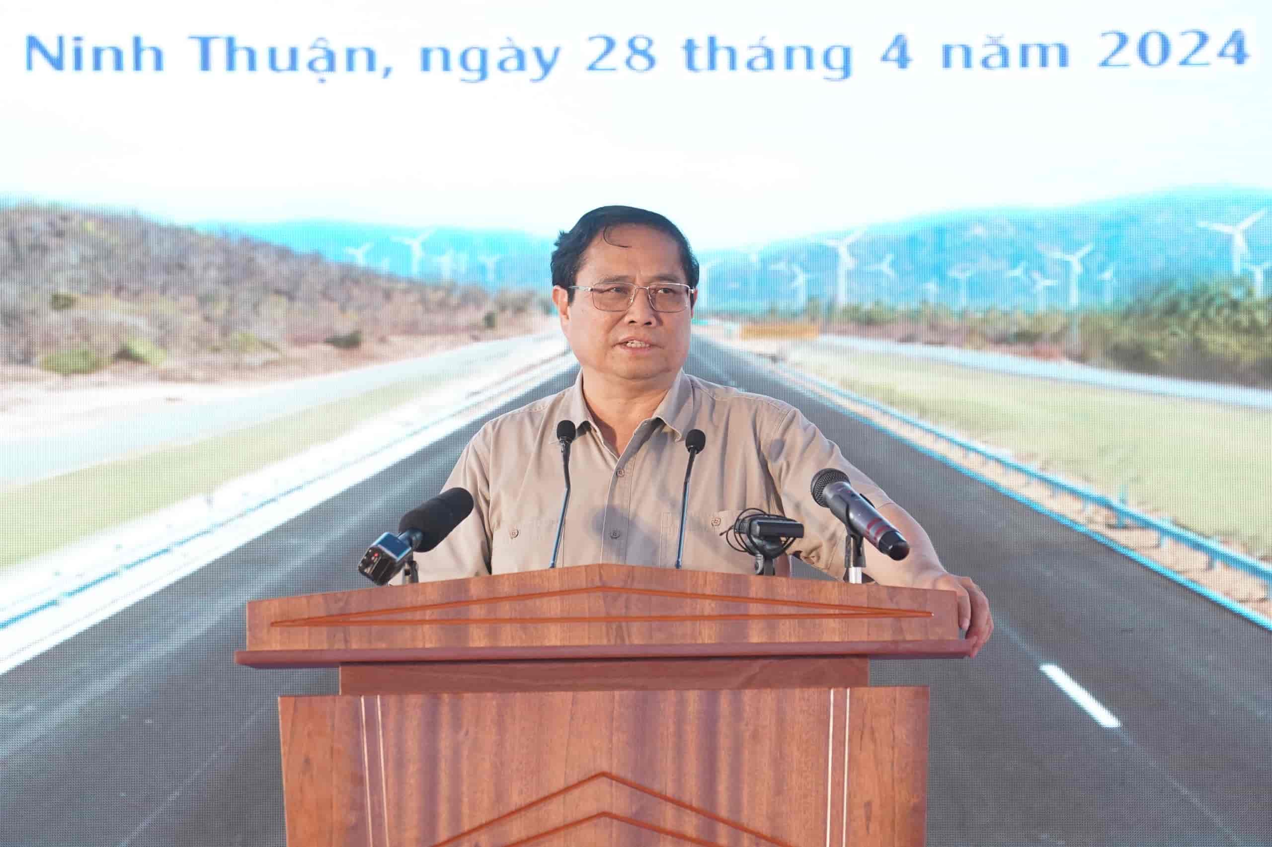 Thủ tướng Phạm Minh Chính phát biểu tại đầu cầu tỉnh Ninh Thuận. Ảnh: Hữu Long