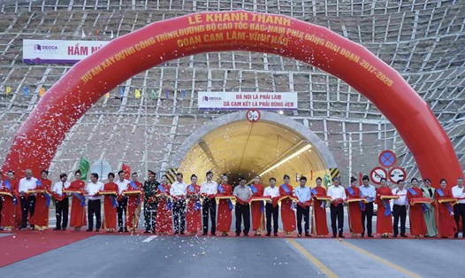 Thủ tướng Chính phủ cùng các bộ, ngành cắt băng khánh thành dự án thành phần Cam Lâm - Vĩnh Hảo với tổng mức đầu tư là 8.925 tỉ đồng. Ảnh: Hữu Long

