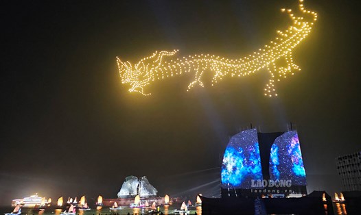 Trình diễn Drone light thể hiện nhiều hình ảnh rồng hạ tại Carnaval Hạ Long 2024. Ảnh: Đoàn Hưng