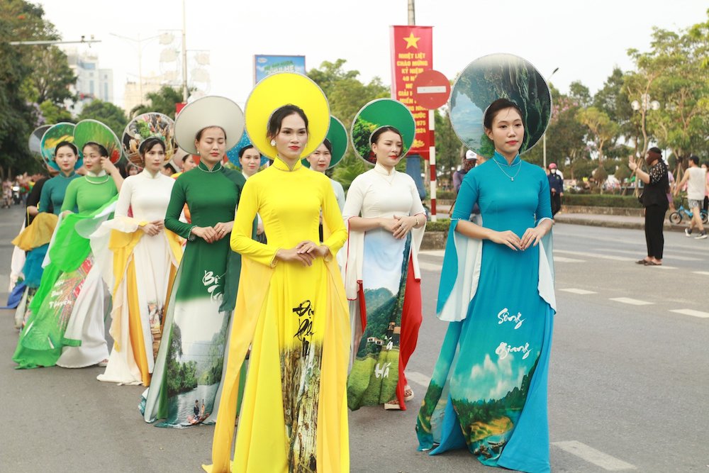 Nhiều thành phần tham gia chương trình lễ hội đường phố ở TP Đồng Hới. Ảnh: N. Hoàng