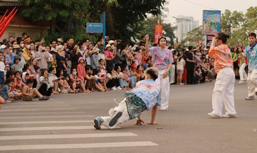 Lễ hội đường phố năm nay thu hút hàng nghìn người dân đổ về xem trình diễn. Ảnh: N. Hoàng