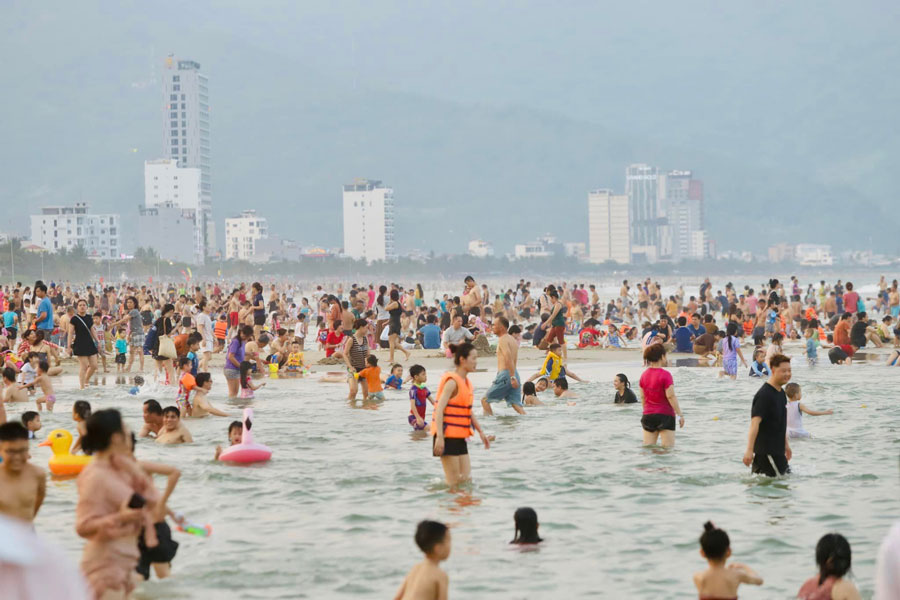 Các bãi tắm Đà Nẵng đông đúc du khách, người dân. Ảnh: Lê Tuấn