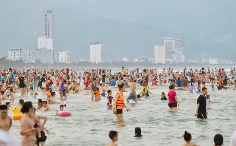 Các bãi tắm Đà Nẵng đông đúc du khách, người dân. Ảnh: Lê Tuấn