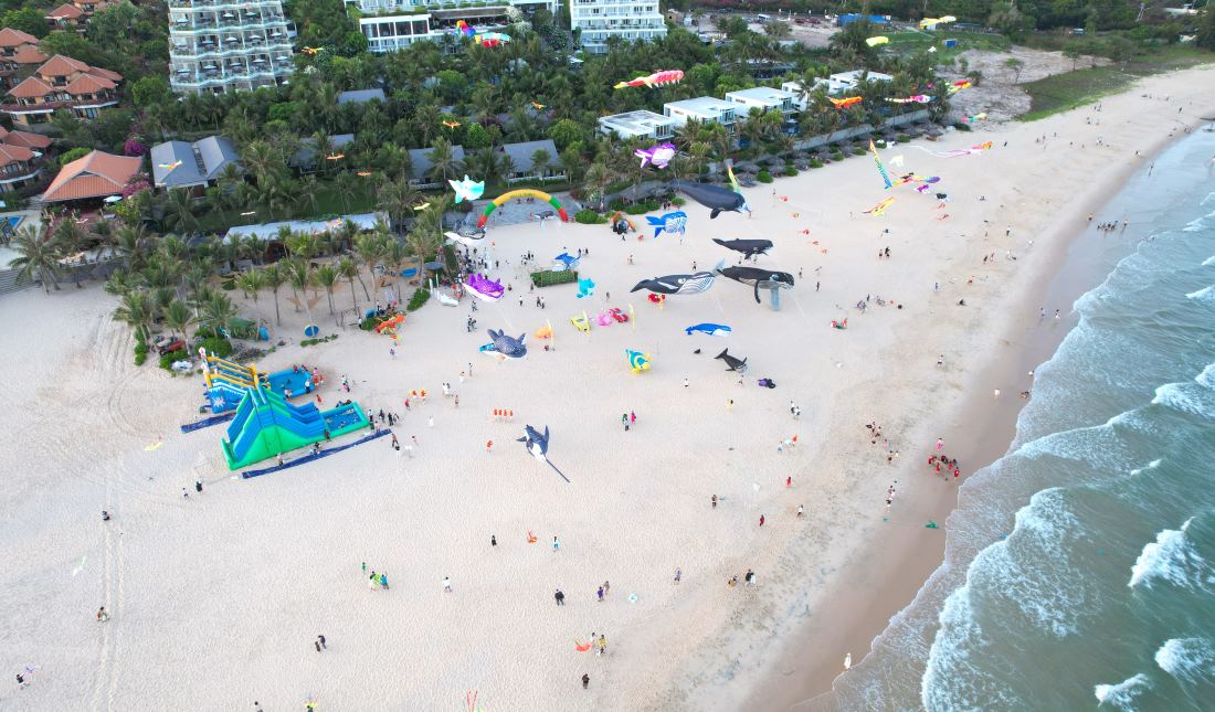 Kì nghỉ lễ này, rất đông du khách chọn Phan Thiết, Bình Thuận làm điểm đến du lịch. Tại The Cliff resort, bên bờ biển xanh và trời lộng gió, du khách được tham gia Lễ hội thả diều.
