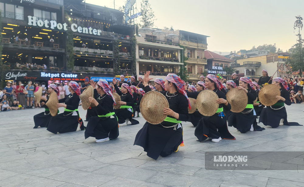 Với mục tiêu giới thiệu cho du khách trong nước và quốc tế bản sắc văn hóa dân gian các dân tộc, Sa Pa đã tổ chức lễ hội đường phố với sự tham gia của gần 550 diễn viên, nghệ nhân các dân tộc H’Mông, Dao, Tày, Giáy, Xa Phó…