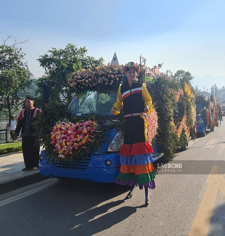 Đoàn xe ngựa được trang trí đầy hoa hồng diễu hành tại Lễ hội đường phố “Sa Pa - Xứ sở tình yêu“.