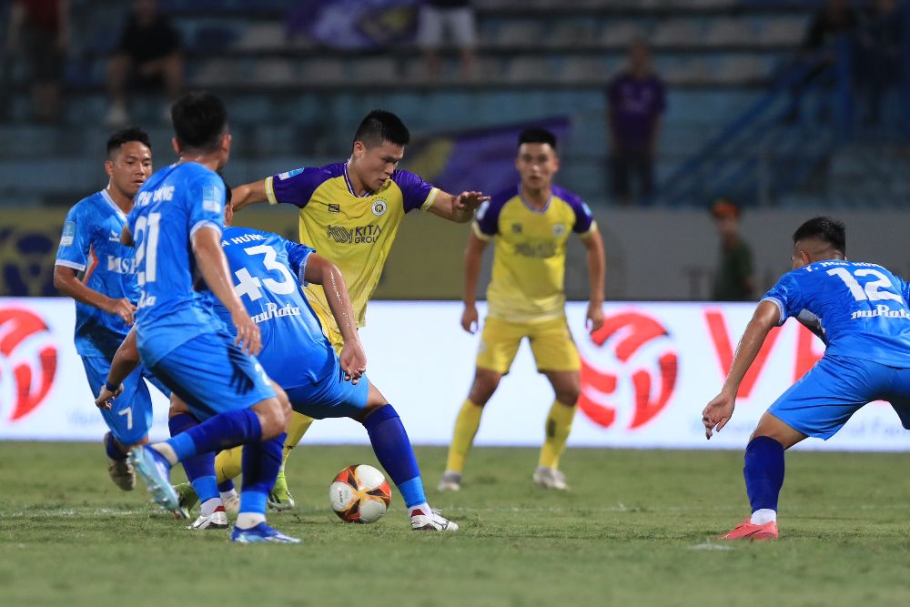 Đội chủ nhà hoàn toàn áp đảo trong khoảng 10 phút đầu trận. Hà Nội FC có 2 cú dứt điểm về khung thành của Đà Nẵng.