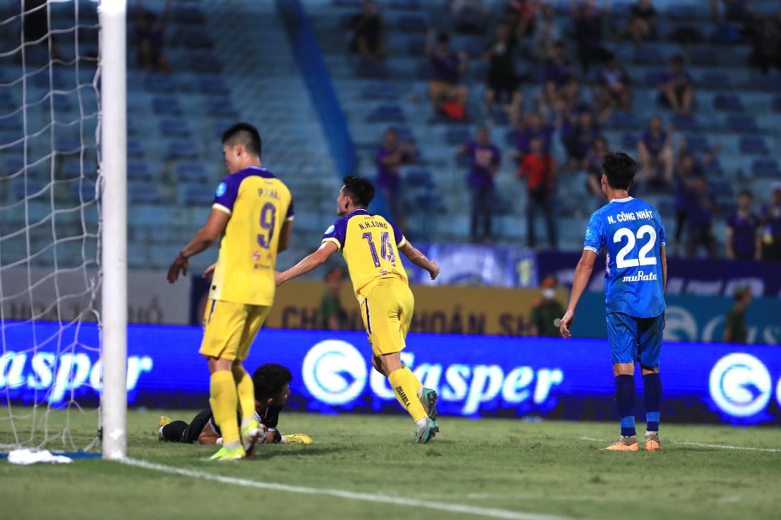 Phút 55, Đình Hai tiếp tục tạt bóng chuẩn xác để Hai Long đánh đầu tung lưới Đà Nẵng, nâng tỉ số lên 2-1 cho Hà Nội FC.