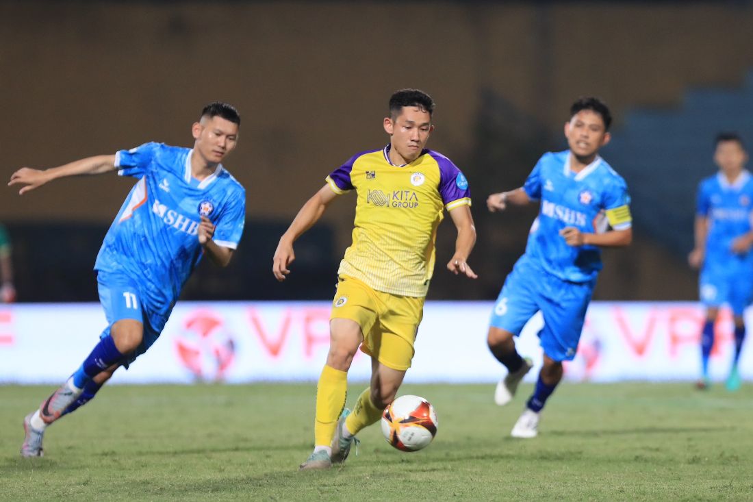 Phút 35, nỗ lực đi bóng của Đình Hai giúp Hai Long tung ra cú dứt điểm chìm vào góc xa chính xác, mở tỉ số cho Hà Nội FC.