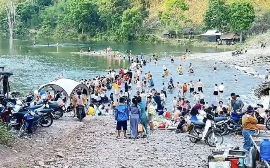 Người dân ở huyện miền núi tỉnh Quảng Trị đổ xô ra suối để giải nhiệt. Ảnh: H.Nguyên.