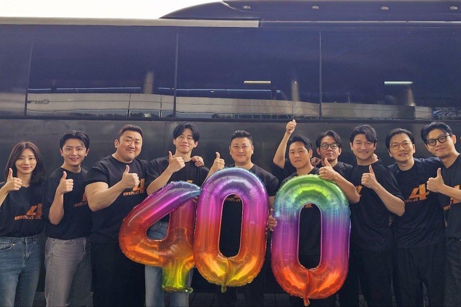 Ma Dong Seok và dàn diễn viên phim “Vây hãm: Kẻ trừng phạt” ăn mừng thành tích mới. Ảnh: Lotte