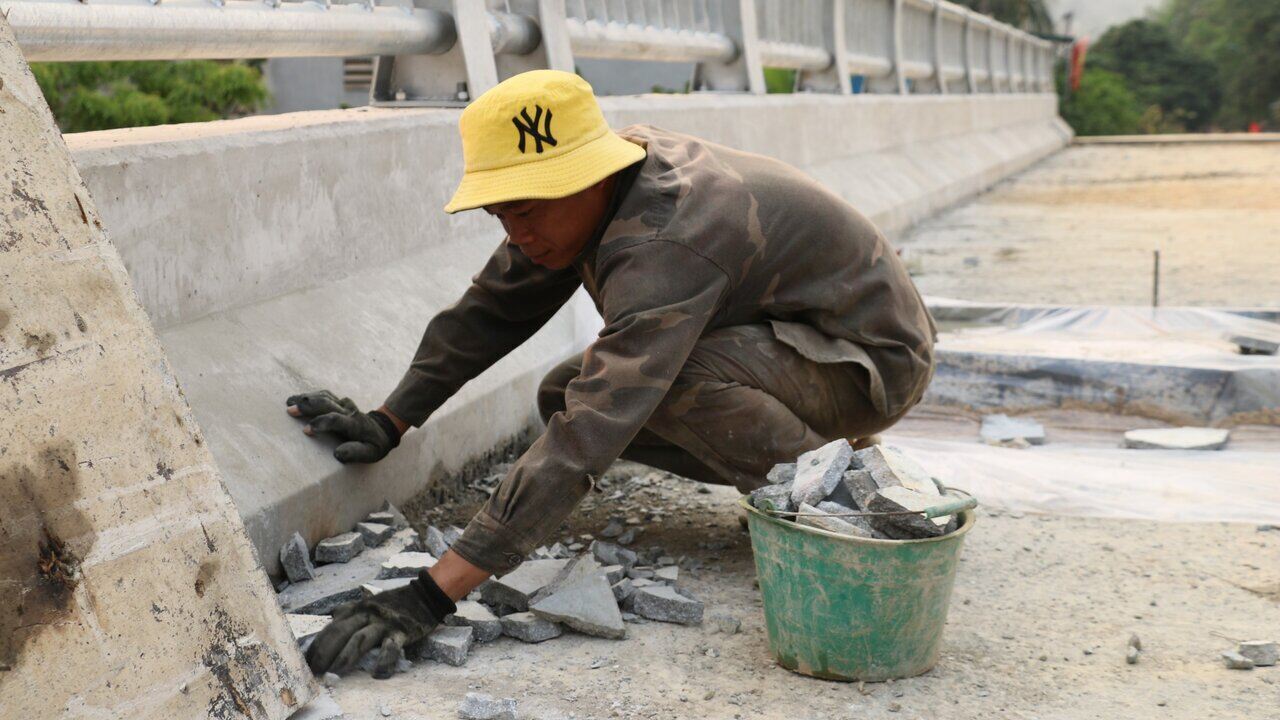 Công nhân miệt mài làm việc dưới thời tiết nắng nóng. Ảnh: Minh Nguyễn