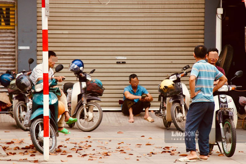 Những lao động tự do tại “chợ người” vẫn lặng lẽ mưu sinh trong những ngày nghỉ lễ. Ảnh: Việt Bắc.