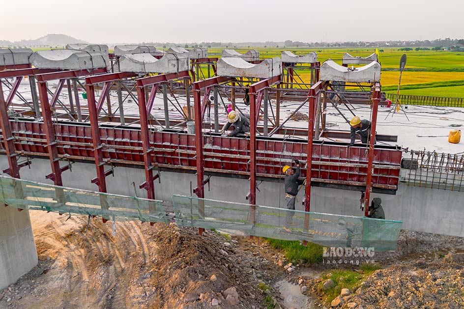 Cầu vượt qua cao tốc, nối tuyến Quốc lộ 15B (xã Sơn Lộc, Can Lộc, Hà Tĩnh) đang được các công nhân tại đây nỗ lực thi công, sớm hoàn thiện.