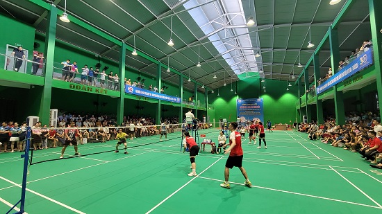 Các VĐV thi đấu cầu lông tại vòng Chung kết. Ảnh: CĐ TKV